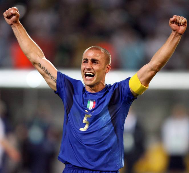 Fabio Cannavaro, Pallone d&#39;Oro 2006, nell&#39;anno del trionfo mondiale con la Nazionale italiana. In A ha giocato con Napoli, Parma, Inter e Juve. Ansa